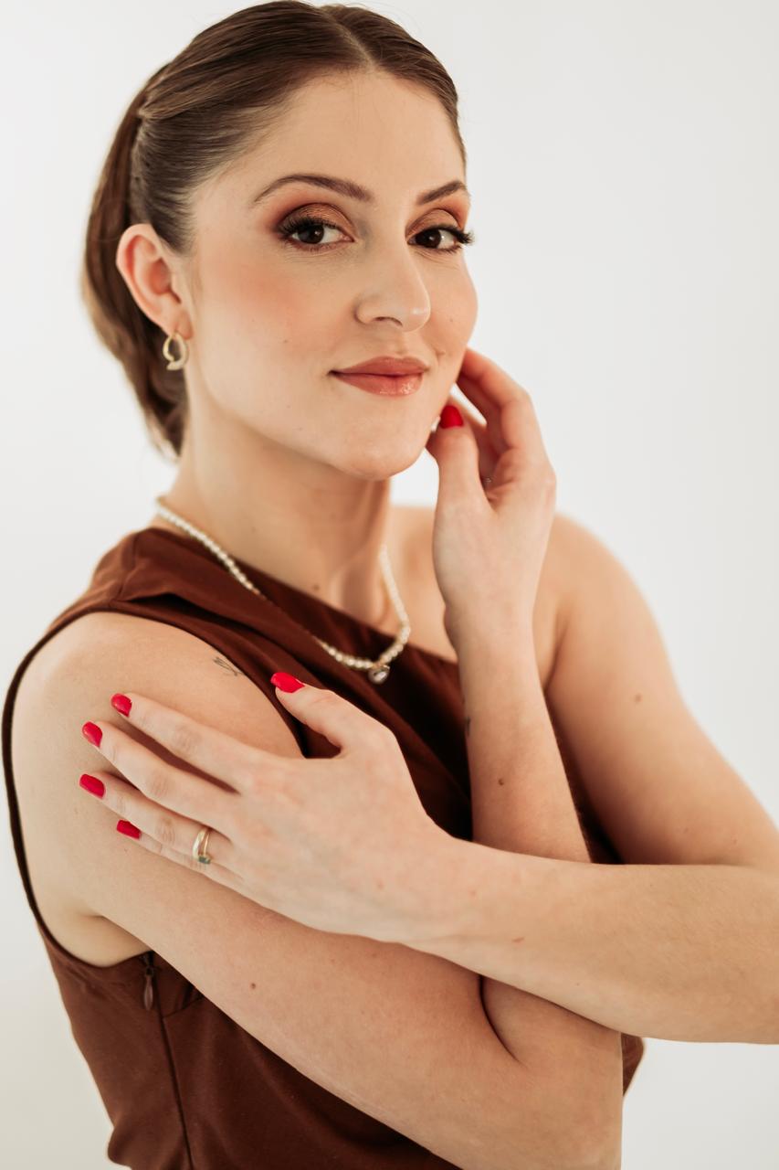 Dra. Vanessa Brunhol, especialista em harmonização facial